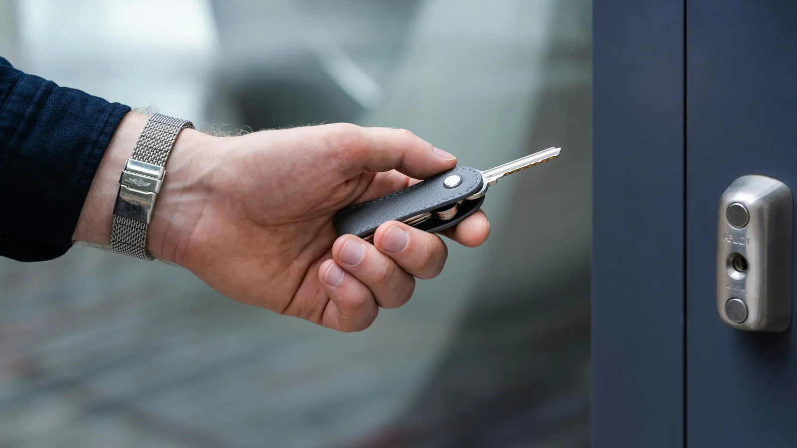 Cerreajeros profesionales expertos en aperturas y reparaciones a domicilio y en el momento, disponemos de local en Vía Roma, Segovia.